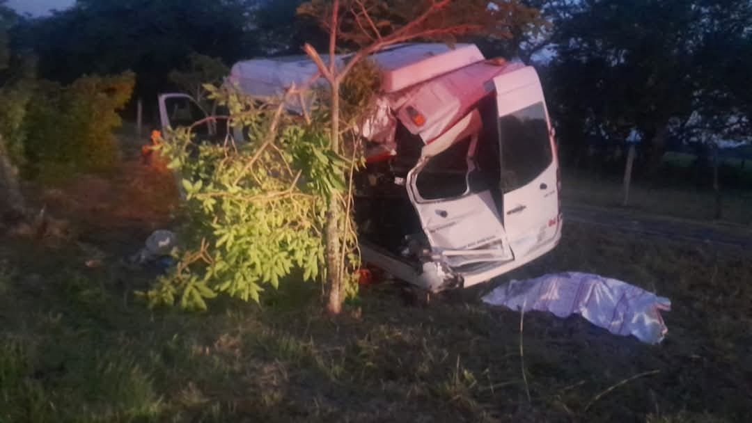 CONDUCTOR DE MICROBUS PIERDE LA VIDA TRAS ACCIDENTE CON FURGÓN EN IBAGUÉ